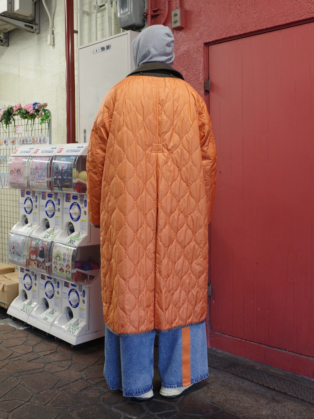 グレー系のパーカー、その他のシャツ/ブラウス、グリーン系のトレンチコートを着用したメンズの冬コーディネートの4枚目の写真