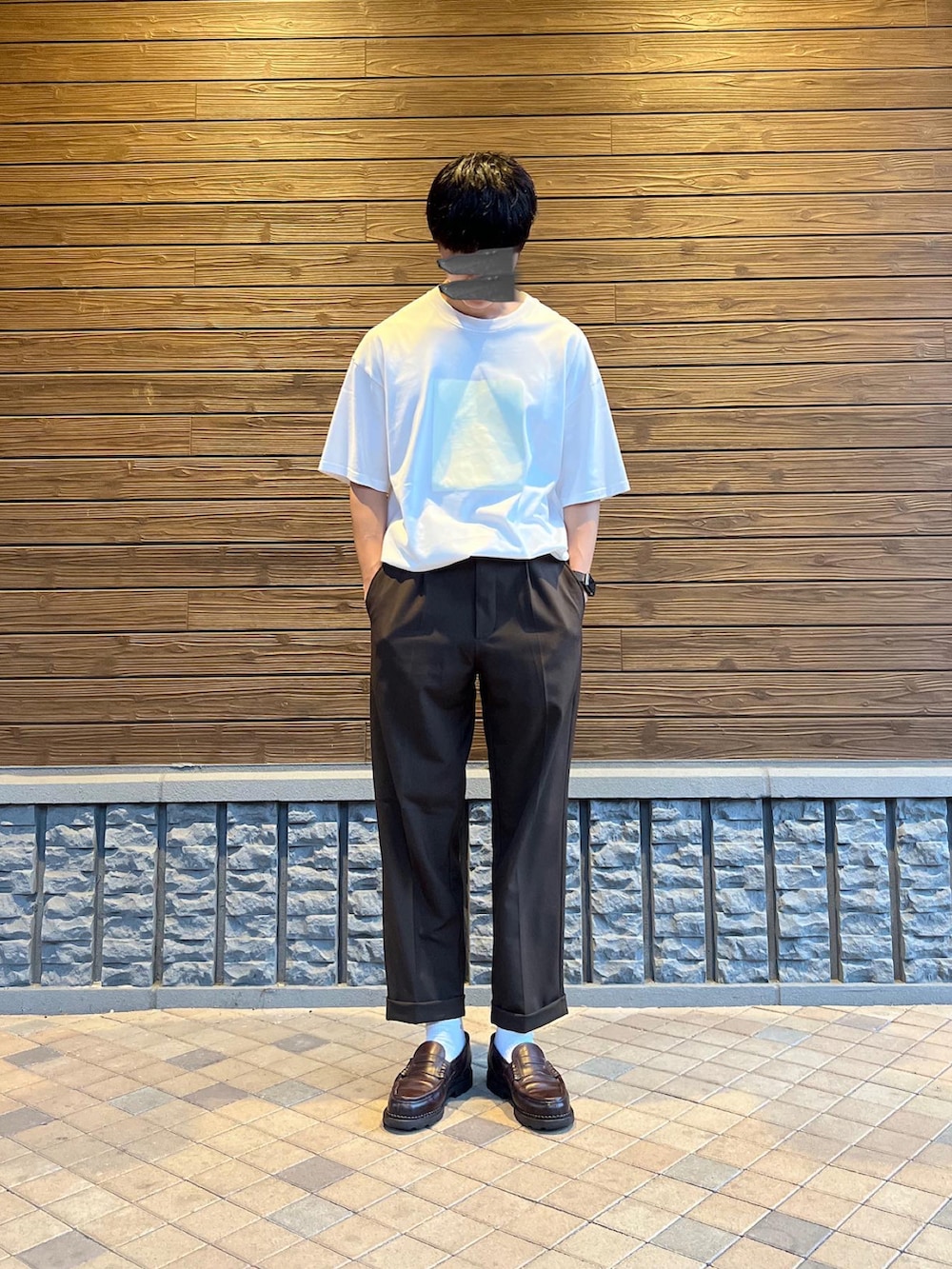 ホワイト系のTシャツ/カットソー、ブラウン系のスラックス、ブラウン系のローファーを着用したメンズの夏コーディネートの2枚目の写真