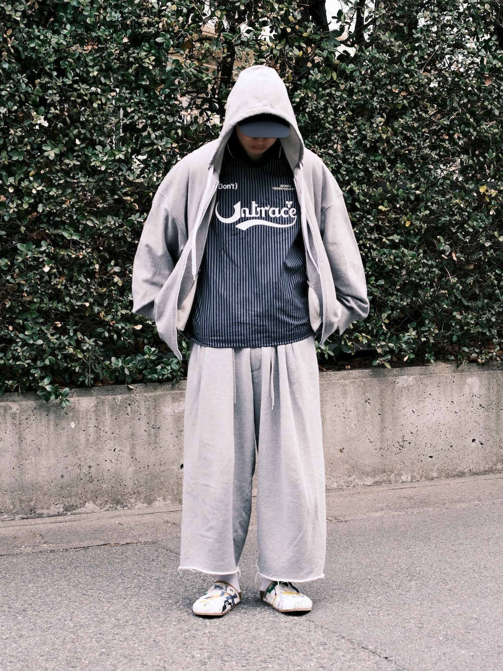 「春めき満開コーデ、春服コーデ、休日スタイル、キャップ、グレー、グレーコーデ、パーカー、スウェット、スウェットパンツ、スウェットコーデ、HED MAYNER、UNTRACE、sillage、petersonstoop、ワイドパンツ」｜「Peterson Stoopのアイテム（サンダル、その他）」を使った、natsukiさん（メンズ・187cm）の春コーディネートの2枚目の写真