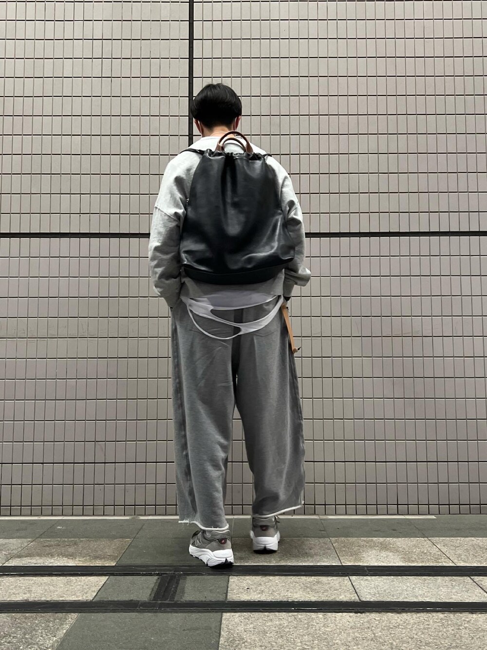 「冬コーデ、カジュアル、メンズファッション、スニーカー、ゆるコーデ、ラフ、スウェットパンツ、グレー、スウェット、sillage、NODZOKU、ouat、オールグレー、ワイドパンツ、レザーバッグ」｜「Nodzokuのアイテム（スニーカー、グレー系）」を使った、natsukiさん（メンズ・187cm）の冬コーディネートの5枚目の写真