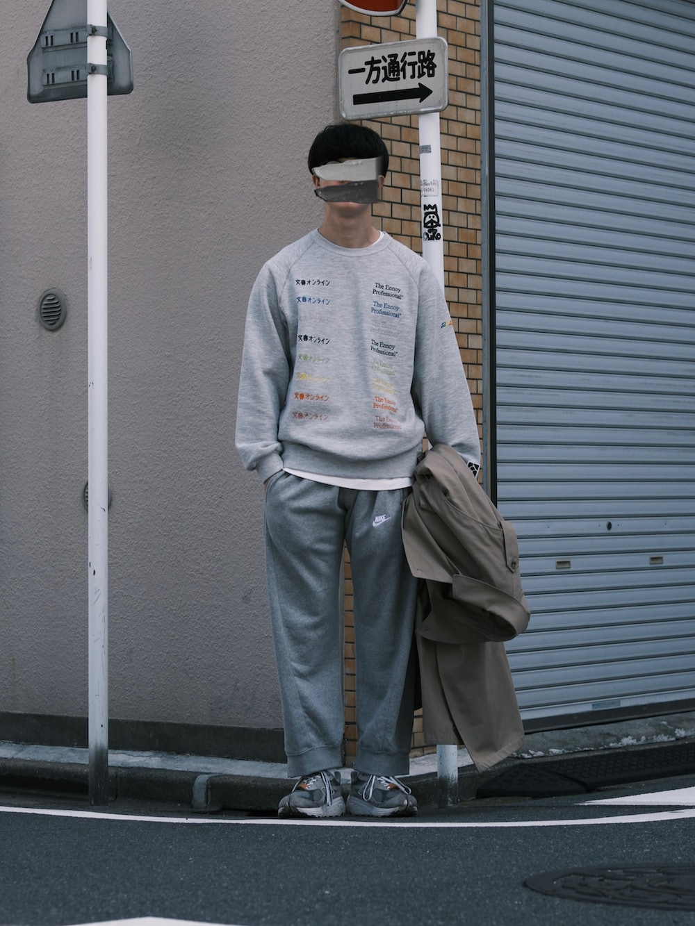 グレー系のスウェット、グレー系のその他パンツ、ベージュ系のトレンチコートを着用したメンズの春コーディネートの2枚目の写真