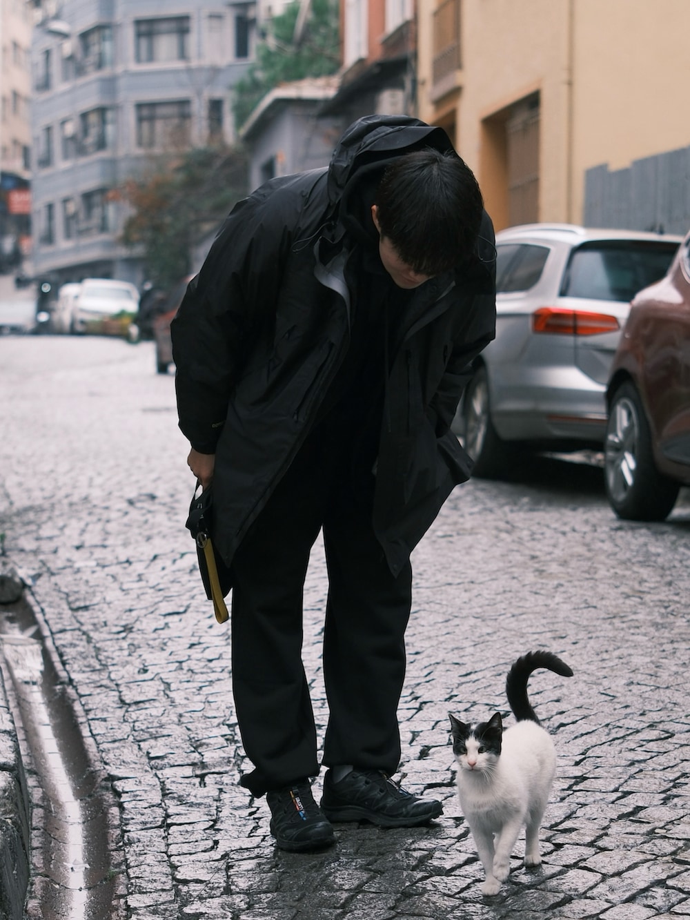 ブラック系のスニーカー、ブラック系のスウェットパンツ、ブラック系のマウンテンパーカーを着用したメンズの冬コーディネートの5枚目の写真