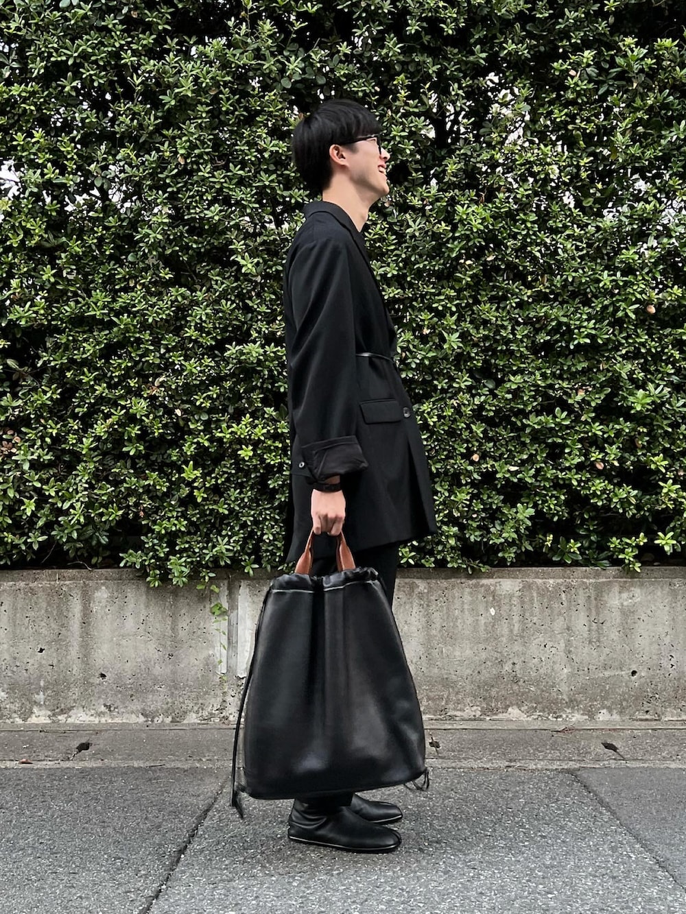 「春のおしゃ見えテクニック、シンプルコーデ、オールブラック、オールブラックコーデ、セットアップ、セットアップスタイル、ジャケット、足袋ブーツ、stein、レザーバッグ、タックイン、マルジェラ、Maison Margiela、キレイめ、きれいめカジュアル」｜「Maison MargielaのANKLE BOOT（ブーツ、ブラック系）」を使った、natsukiさん（メンズ・187cm）の春コーディネートの3枚目の写真