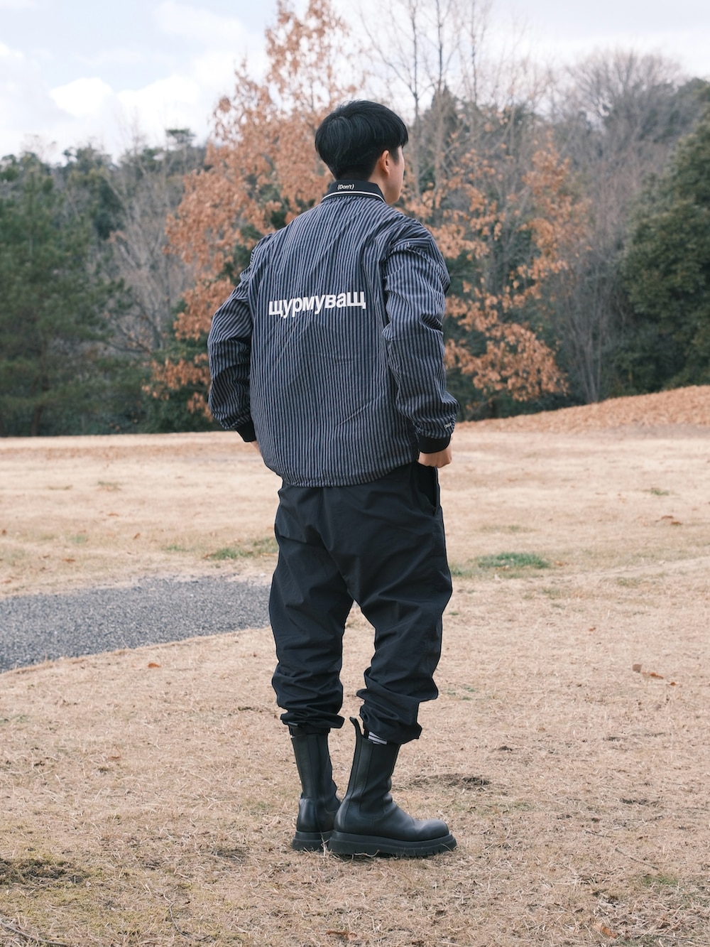 ブラック系のブーツ、ブラック系のその他パンツ、ブルー系のジャージを着用したメンズの春コーディネートの4枚目の写真