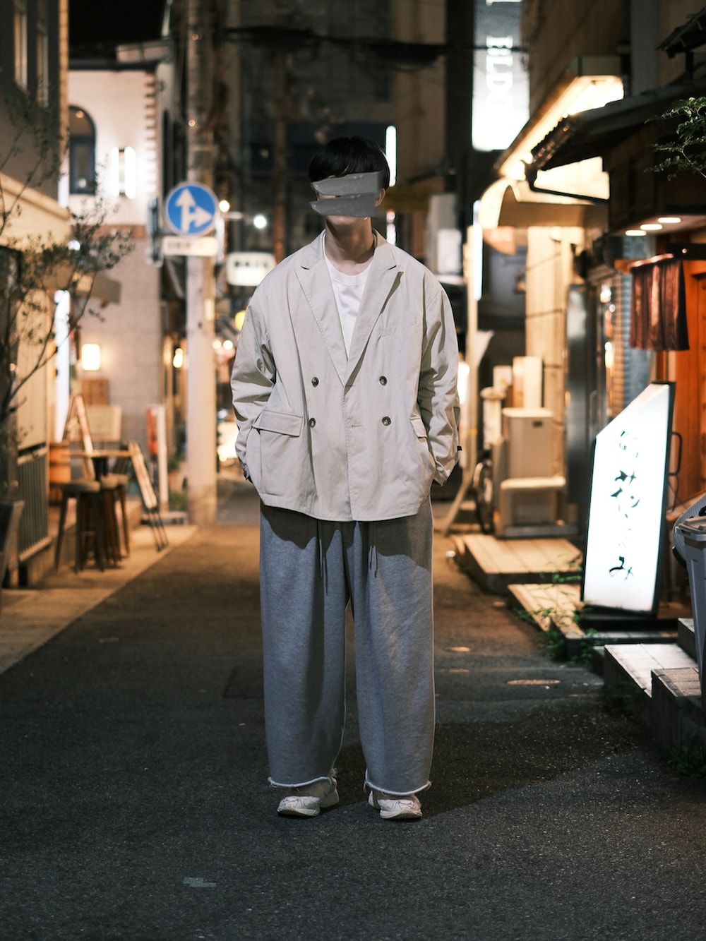 「春めき満開コーデ、ジャケット、春コーデ、オトナカジュアル、春服コーデ、ジャケットスタイル、DAIWAPIER39、sillage、New Balance、スウェットパンツ、ミュール、ジャケットコーデ、カジュアルスタイル、リラックススタイル、ラフコーデ」｜「NEW BALANCEのアイテム（その他シューズ、ホワイト系）」を使った、natsukiさん（メンズ・187cm）の春コーディネートの2枚目の写真