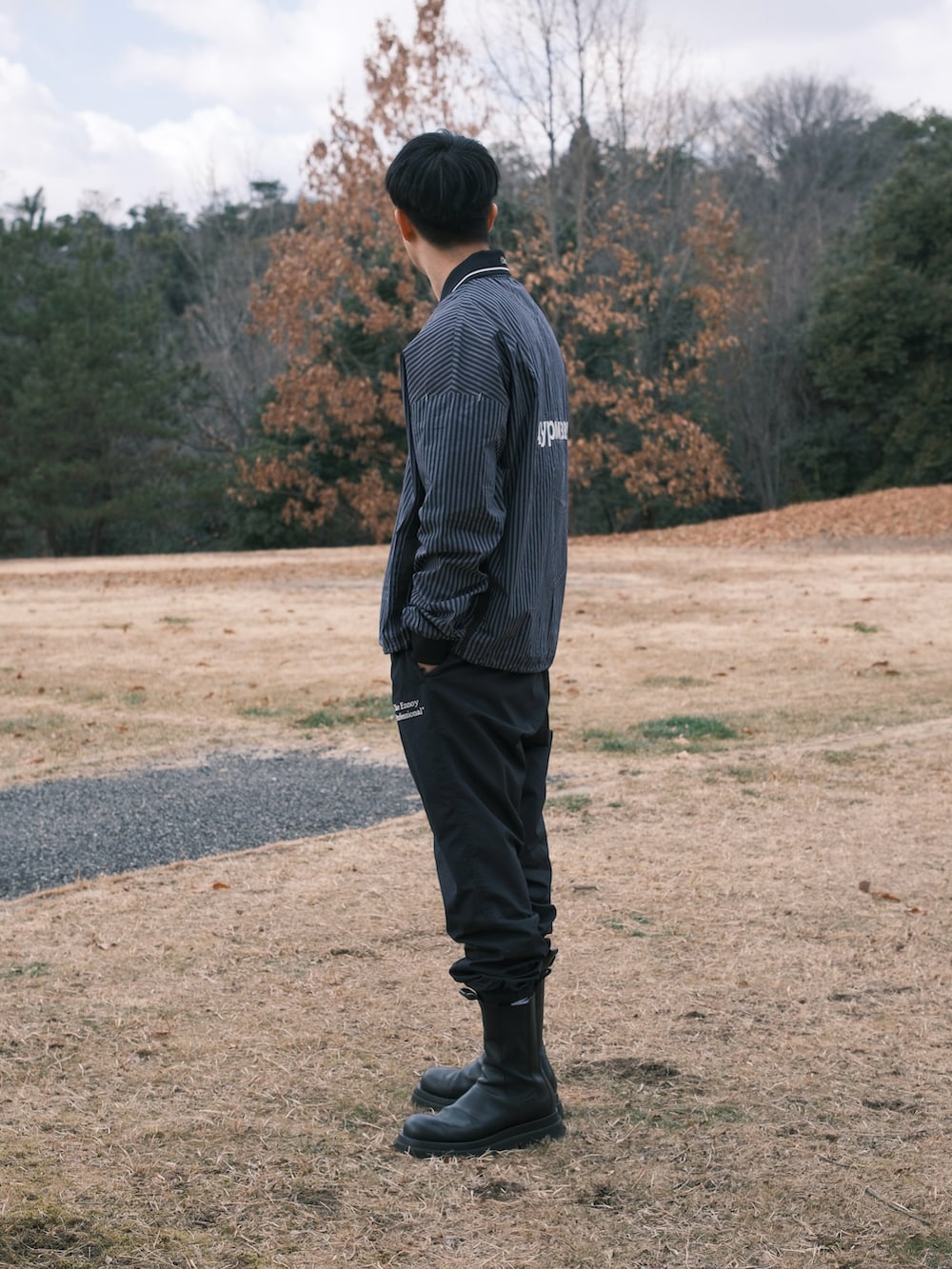 ブラック系のブーツ、ブラック系のその他パンツ、ブルー系のジャージを着用したメンズの春コーディネートの3枚目の写真