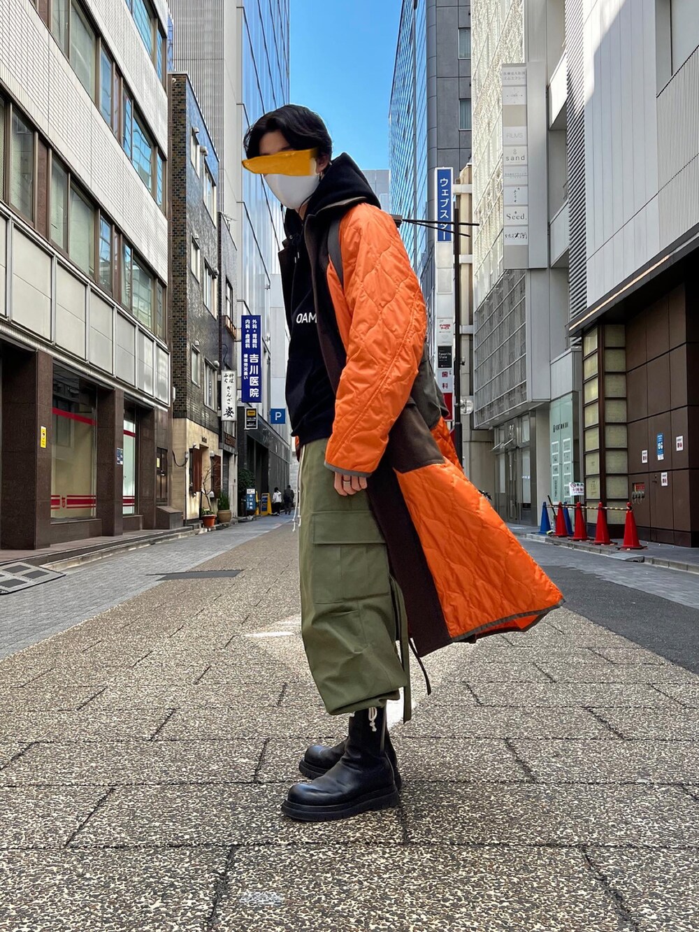 ブラック系のブーツ、グリーン系のカーゴパンツ、グリーン系のトレンチコートを着用したメンズの春コーディネートの4枚目の写真