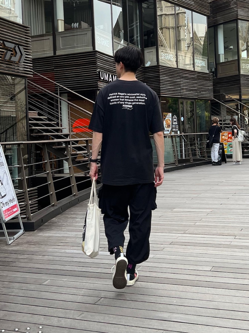 「アツいコーデ全部見せ、夏コーデ、プリントT、オールブラック、トートバッグ、pleasures、DAIWAPIER39、ct70、CT70s、PLAY comme des garcons、コンバース、スニーカー、ラフコーデ、シンプルコーデ、メンズファッション」｜「PLAY COMME des GARCONSのConverse × PLAY COMME des GARÇONS （スニーカー、ブラック系）」を使った、natsukiさん（メンズ・187cm）の夏コーディネートの4枚目の写真