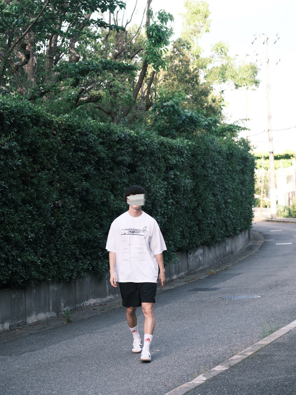 「秋っぽコーデ更新中、モノクロ、モノトーン、Tシャツ、サンバ、スタイリスト私物、ennoy、gosharubchinskiy、samba、ハーフパンツ、ショーツ、夏コーデ、シンプルコーデ、カジュアルコーデ、スニーカーコーデ」｜「ENNOYのアイテム（Tシャツ/カットソー、ホワイト系）」を使った、natsukiさん（メンズ・187cm）の秋コーディネートの5枚目の写真