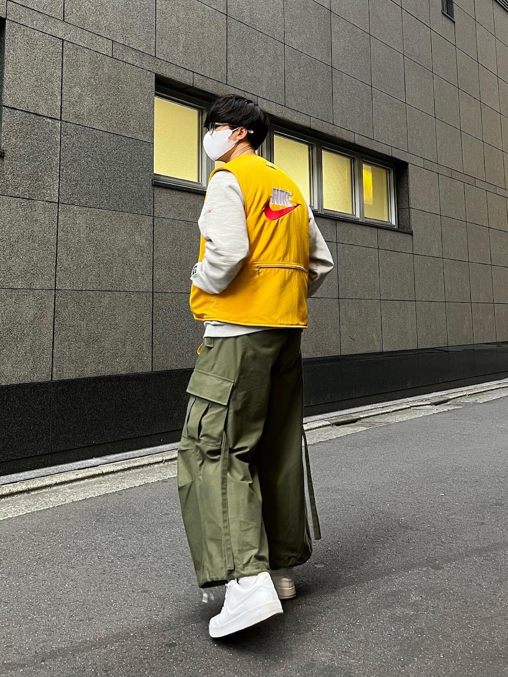 「春、カジュアルコーデ、スニーカー、ストリートコーデ、お洒落さんとつながりたい、supreme、はじめましてコーデ、イエロー、ベスト、エアフォースワン、M-51、ミリタリーパンツ、RYOTAKASHIMA、ennoy、スタイリスト私物」｜「NIKEのナイキ エア フォース 1 '07 メンズシューズ / Nike Air Force 1 '07 Men's Shoes CW2288-111 White（スニーカー、ホワイト系）」を使った、natsukiさん（メンズ・187cm）の春コーディネートの5枚目の写真