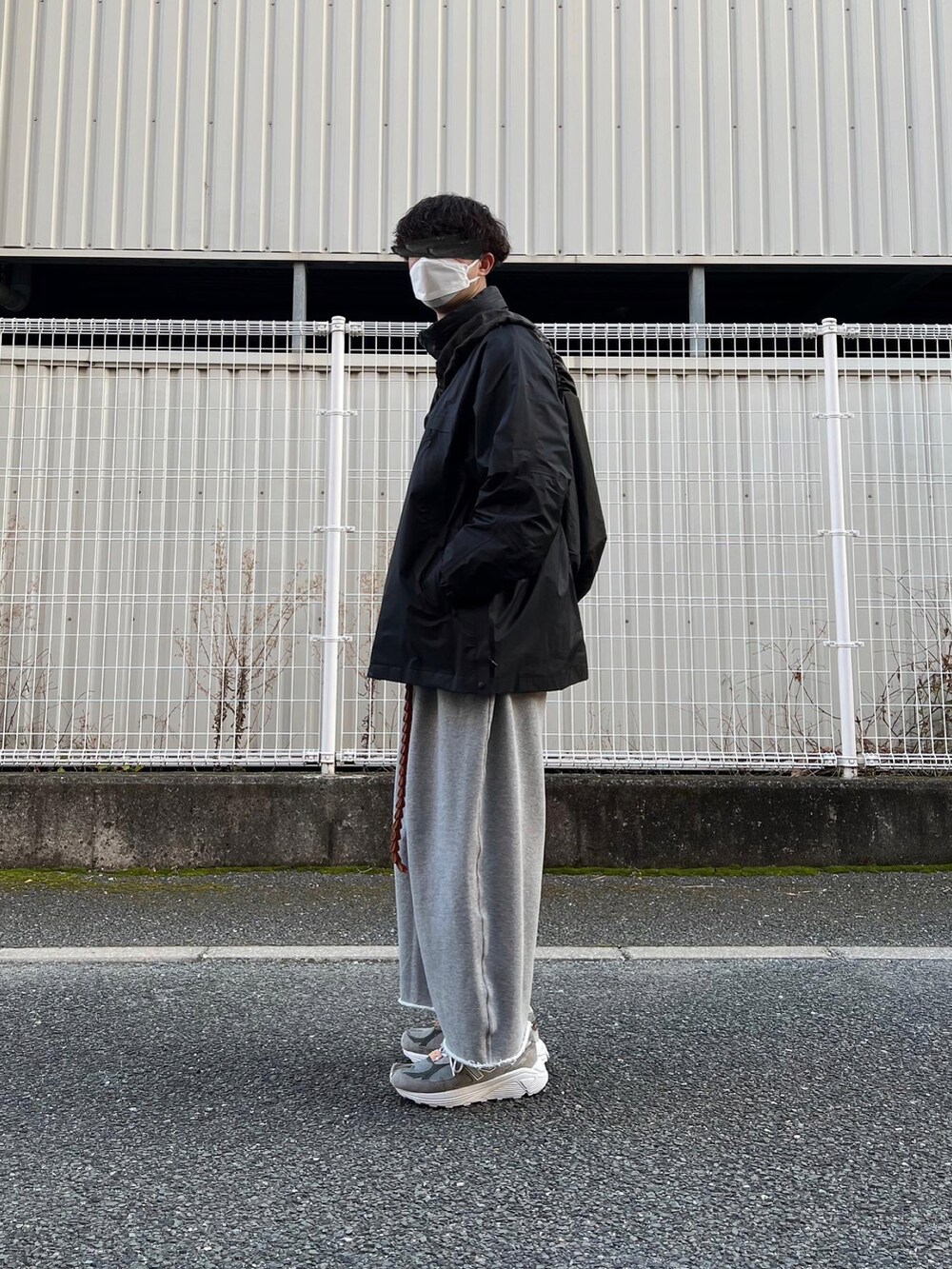 「冬のコーデ、シンプルスタイル、メンズコーデ、スウェットパンツ、ショルダーバッグ、ouat、DAIWAPIER39、stein、sillage、NODZOKU、ワイドパンツ、New Balance、スニーカー、スニーカーコーデ、グレー」｜「DAIWA PIER39のアイテム（マウンテンパーカー、ブラック系）」を使った、natsukiさん（メンズ・187cm）の冬コーディネートの3枚目の写真