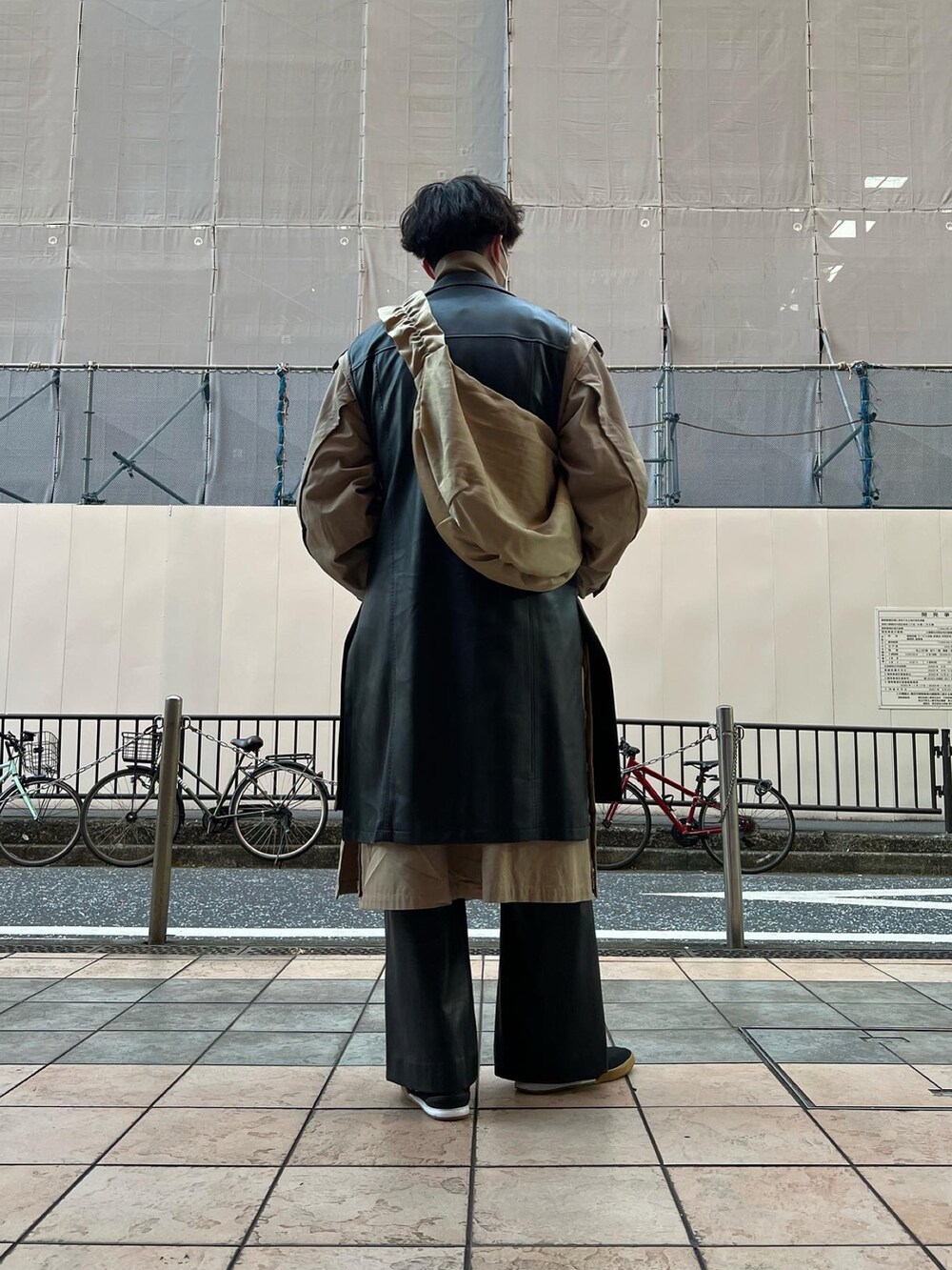 ブラック系のスニーカー、ブラック系のその他パンツ、ベージュ系のトレンチコートを着用したメンズの冬コーディネートの5枚目の写真
