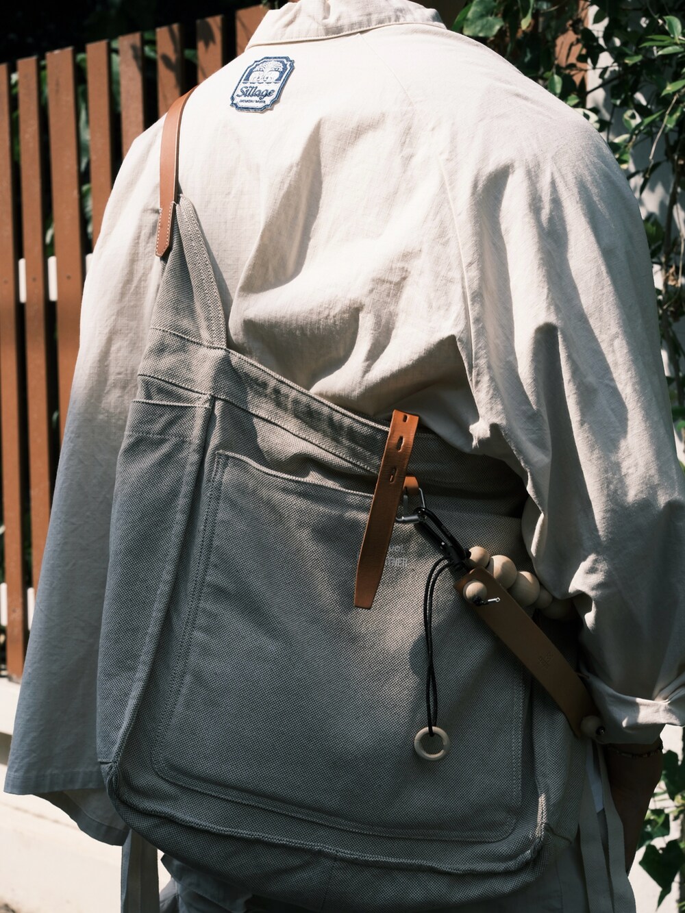 ホワイト系のTシャツ/カットソー、ホワイト系のその他パンツ、ベージュ系のシャツ/ブラウスを着用したメンズの秋コーディネートの5枚目の写真
