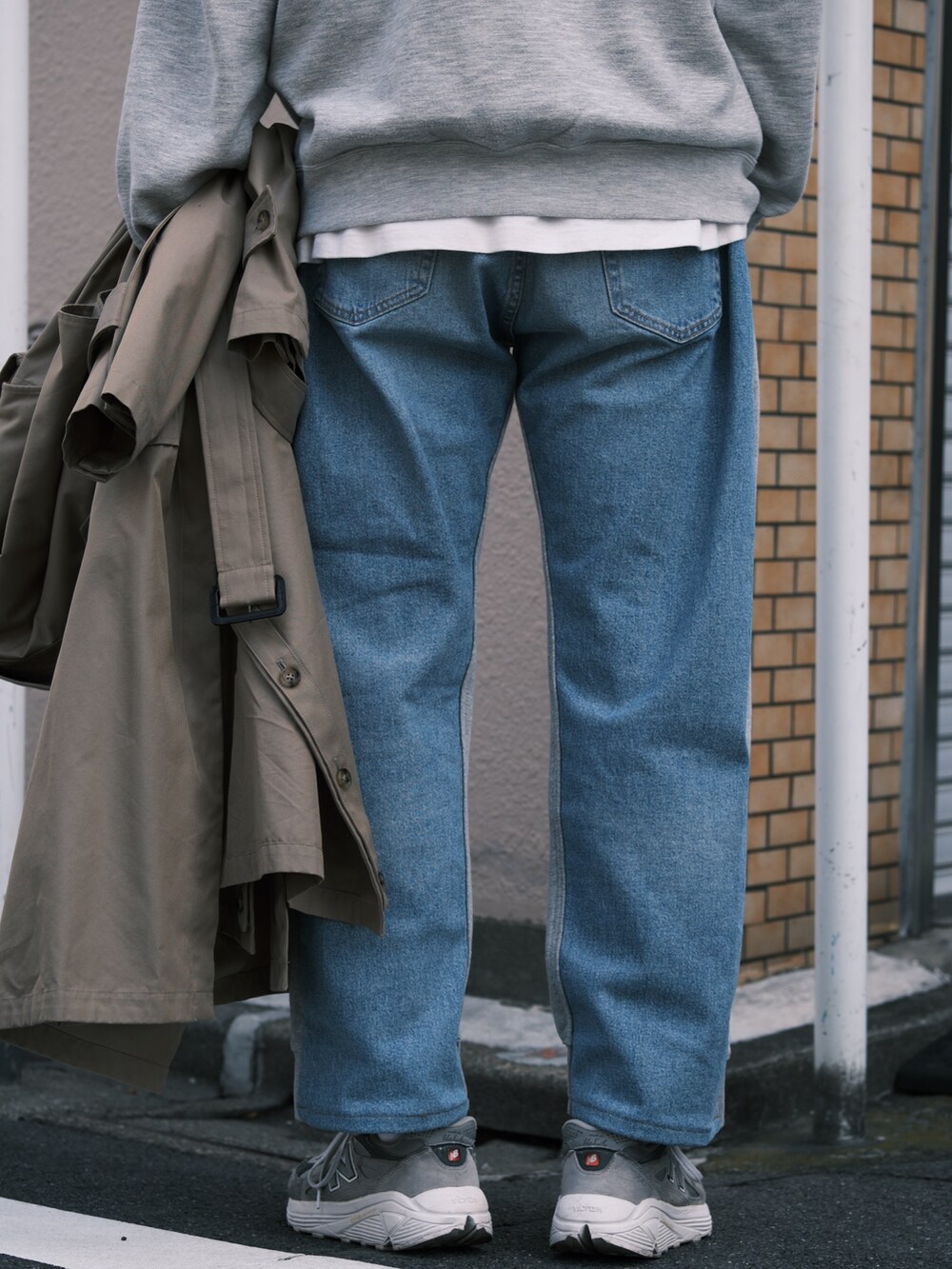 グレー系のスウェット、グレー系のその他パンツ、ベージュ系のトレンチコートを着用したメンズの春コーディネートの5枚目の写真