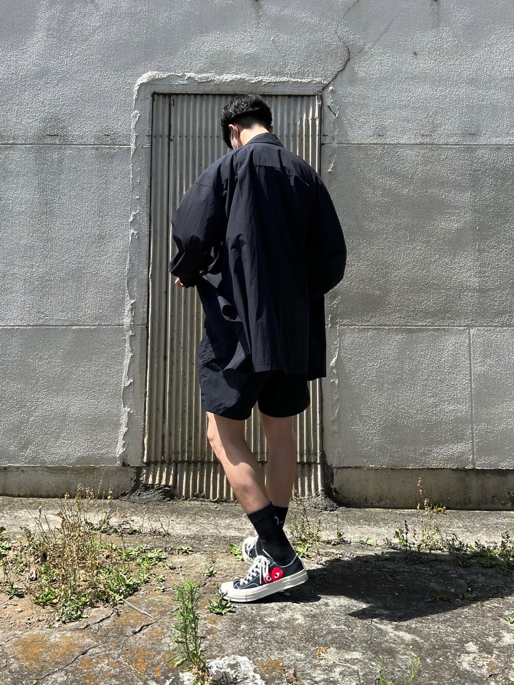 ブラック系のスニーカー、ブラック系のその他パンツ、ブラック系のシャツ/ブラウスを着用したメンズの秋コーディネートの5枚目の写真
