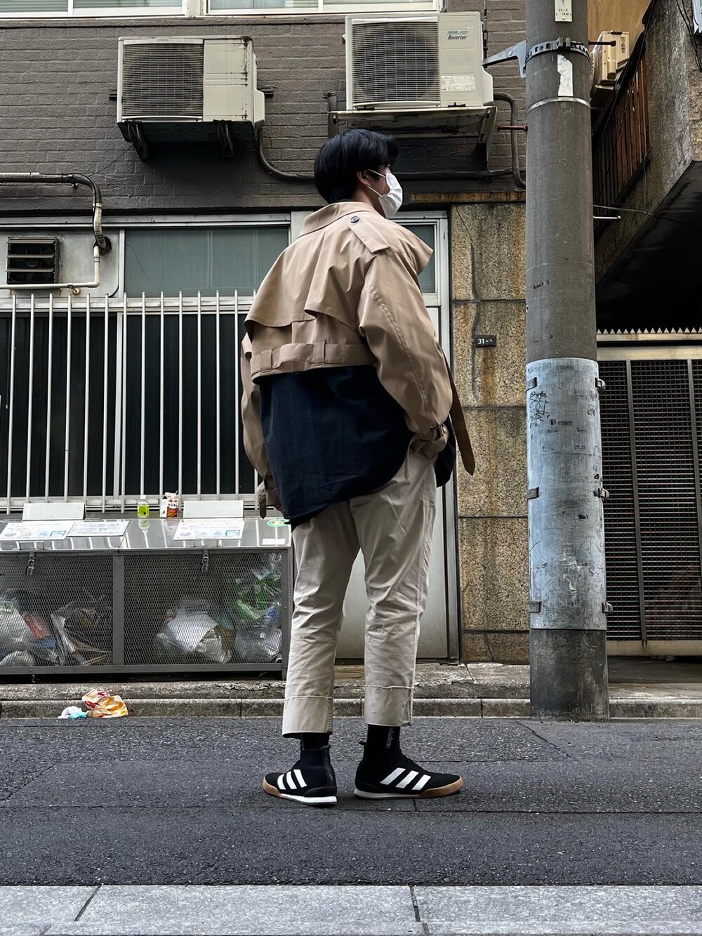 「春コーデ、春服みてみて、おしゃれさんと繋がりたい、きれいめカジュアル、ストリートコーデ、はじめましてコーデ、ベージュコーデ、ベージュ×ブラック、ブラック×ベージュ、チノパン、ショート丈、MR.GENTLEMAN、gosharubchinskiy、レイヤードスタイル、レイヤード」｜「Gosha RubchinskiyのGosha Rubchinskiy - ACE 16+ Super スニーカー - men - ポリエステル/rubber/cotton - 9（スニーカー、ブラック系）」を使った、natsukiさん（メンズ・187cm）の春コーディネートの5枚目の写真