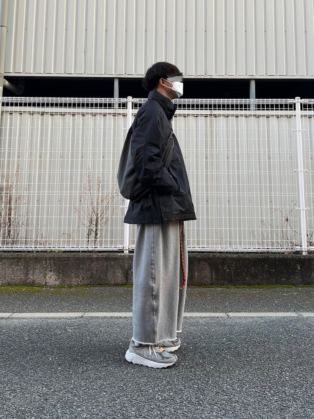 「冬のコーデ、シンプルスタイル、メンズコーデ、スウェットパンツ、ショルダーバッグ、ouat、DAIWAPIER39、stein、sillage、NODZOKU、ワイドパンツ、New Balance、スニーカー、スニーカーコーデ、グレー」｜「DAIWA PIER39のアイテム（マウンテンパーカー、ブラック系）」を使った、natsukiさん（メンズ・187cm）の冬コーディネートの4枚目の写真