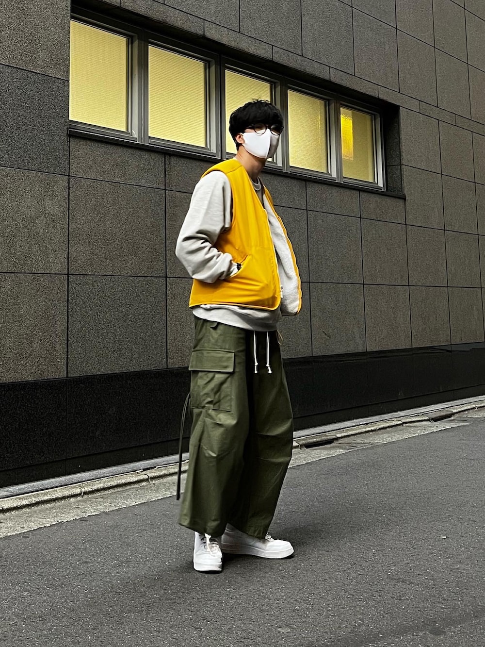 「春、カジュアルコーデ、スニーカー、ストリートコーデ、お洒落さんとつながりたい、supreme、はじめましてコーデ、イエロー、ベスト、エアフォースワン、M-51、ミリタリーパンツ、RYOTAKASHIMA、ennoy、スタイリスト私物」｜「NIKEのナイキ エア フォース 1 '07 メンズシューズ / Nike Air Force 1 '07 Men's Shoes CW2288-111 White（スニーカー、ホワイト系）」を使った、natsukiさん（メンズ・187cm）の春コーディネートの3枚目の写真