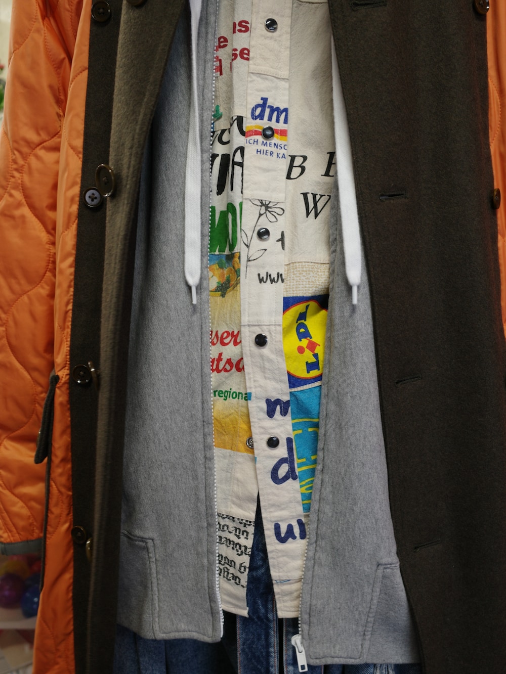 グレー系のパーカー、その他のシャツ/ブラウス、グリーン系のトレンチコートを着用したメンズの冬コーディネートの5枚目の写真