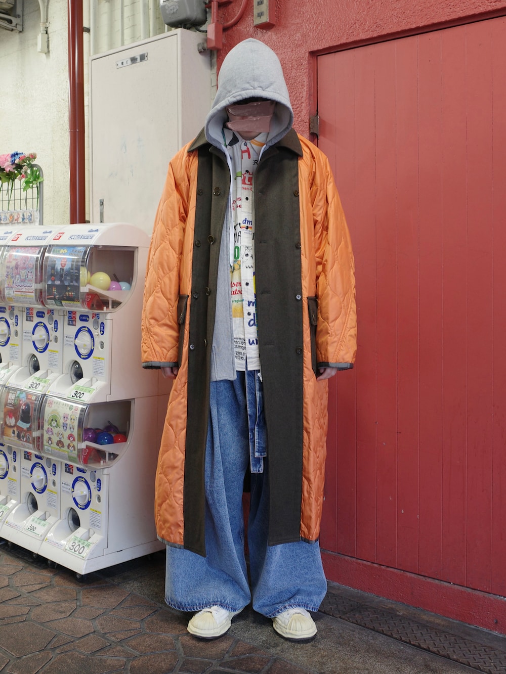 グレー系のパーカー、その他のシャツ/ブラウス、グリーン系のトレンチコートを着用したメンズの冬コーディネートの2枚目の写真