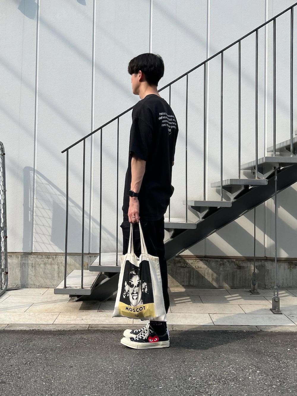 「アツいコーデ全部見せ、夏コーデ、プリントT、オールブラック、トートバッグ、pleasures、DAIWAPIER39、ct70、CT70s、PLAY comme des garcons、コンバース、スニーカー、ラフコーデ、シンプルコーデ、メンズファッション」｜「PLAY COMME des GARCONSのConverse × PLAY COMME des GARÇONS （スニーカー、ブラック系）」を使った、natsukiさん（メンズ・187cm）の夏コーディネートの2枚目の写真