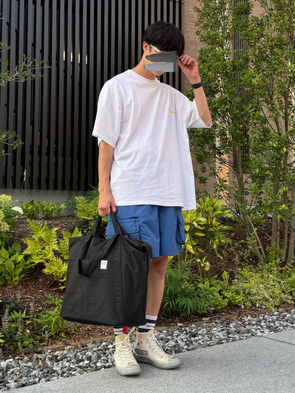 ブルー系のその他パンツ、ホワイト系のTシャツ/カットソー、ホワイト系のスニーカーを着用したメンズの夏コーディネートの2枚目の写真