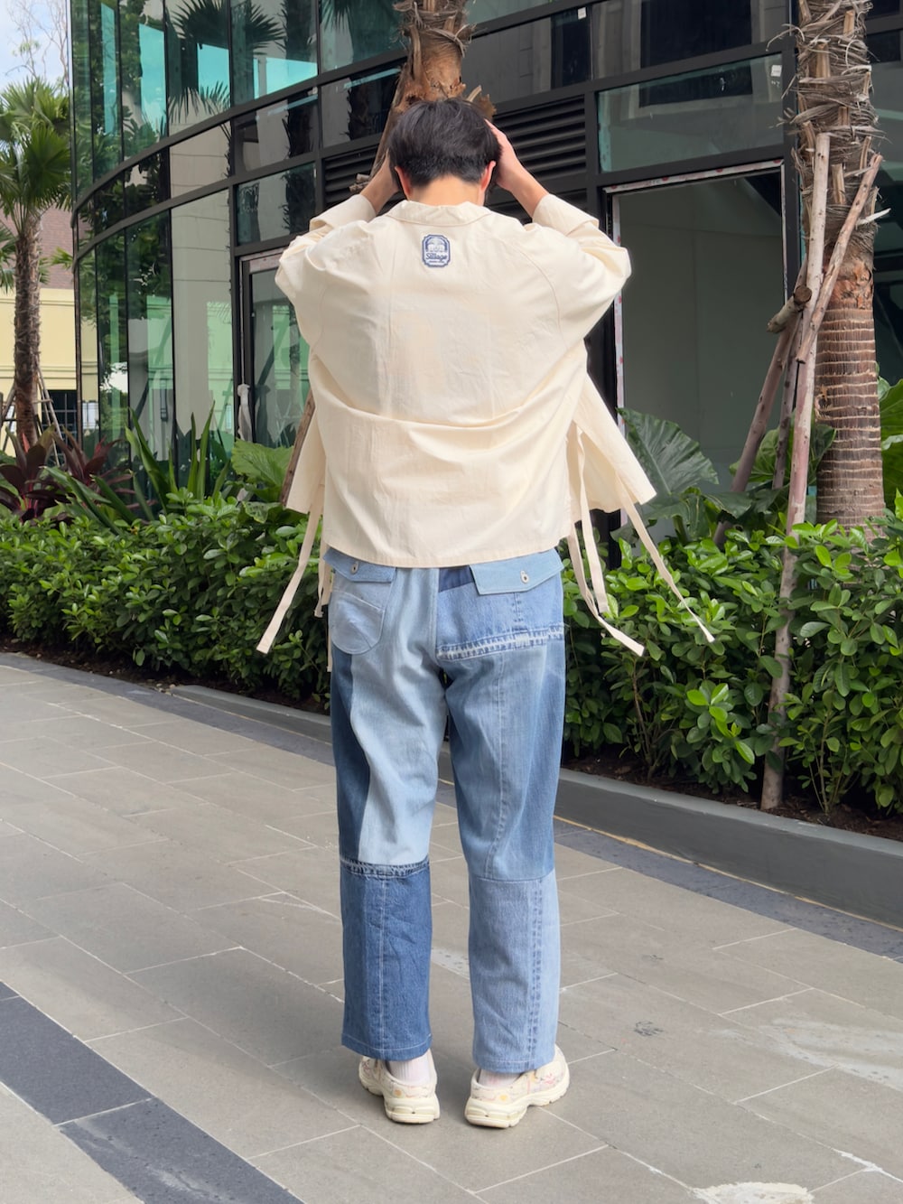 「秋っぽコーデ更新中、デニム、デニムパンツ、パッチワーク、パッチワークデニム、ミュール、シャツスタイル、白シャツ、sillage、NODZOKU、masterkey、New Balance、ホワイト×ブルー、カジュアルコーデ、秋のコーデ」｜「MINNANOのアイテム（Tシャツ/カットソー、ホワイト系）」を使った、natsukiさん（メンズ・187cm）の秋コーディネートの5枚目の写真