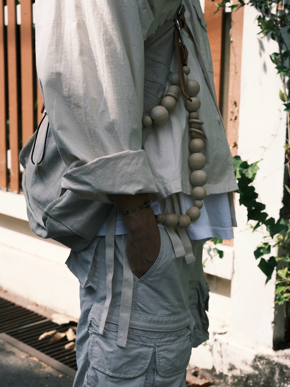 ホワイト系のTシャツ/カットソー、ホワイト系のその他パンツ、ベージュ系のシャツ/ブラウスを着用したメンズの秋コーディネートの4枚目の写真