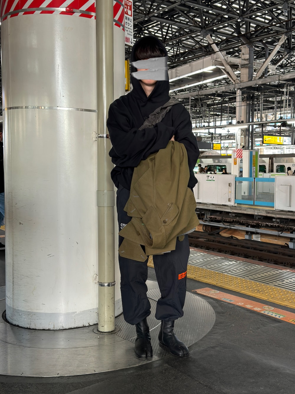 ブラック系のショルダーバッグ、ブラック系のその他パンツ、ブラック系のブーツを着用したメンズの冬コーディネートの4枚目の写真