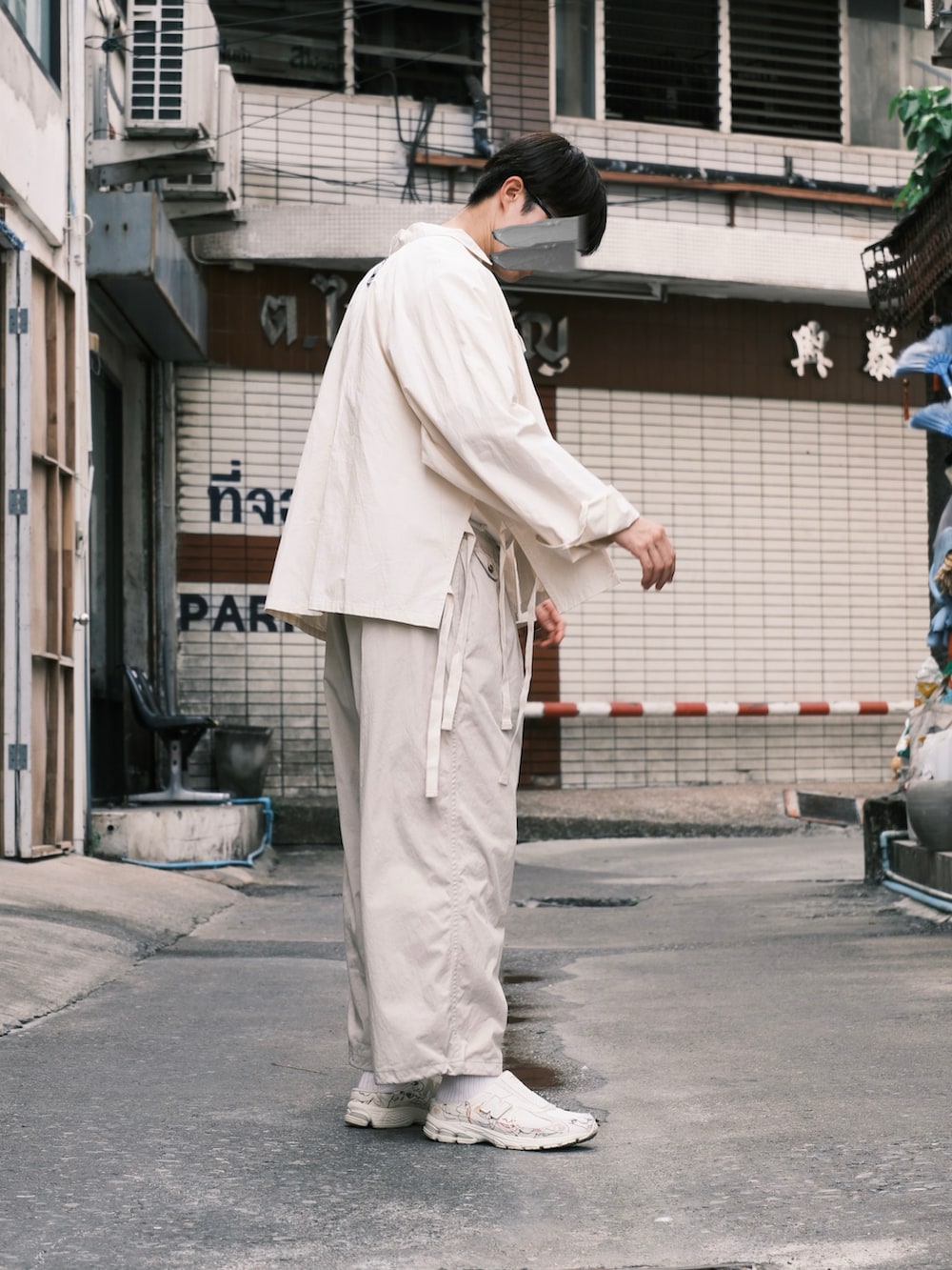 「春めき満開コーデ、春色、カジュアルコーデ、オールホワイト、ワントーンコーデ、sillage、DAIWAPIER39、New Balance、ミュール、春服、春服コーデ、タックイン、シャツスタイル、シャツコーデ、爽やかコーデ」｜「NEW BALANCEのアイテム（その他シューズ、ホワイト系）」を使った、natsukiさん（メンズ・187cm）の春コーディネートの3枚目の写真