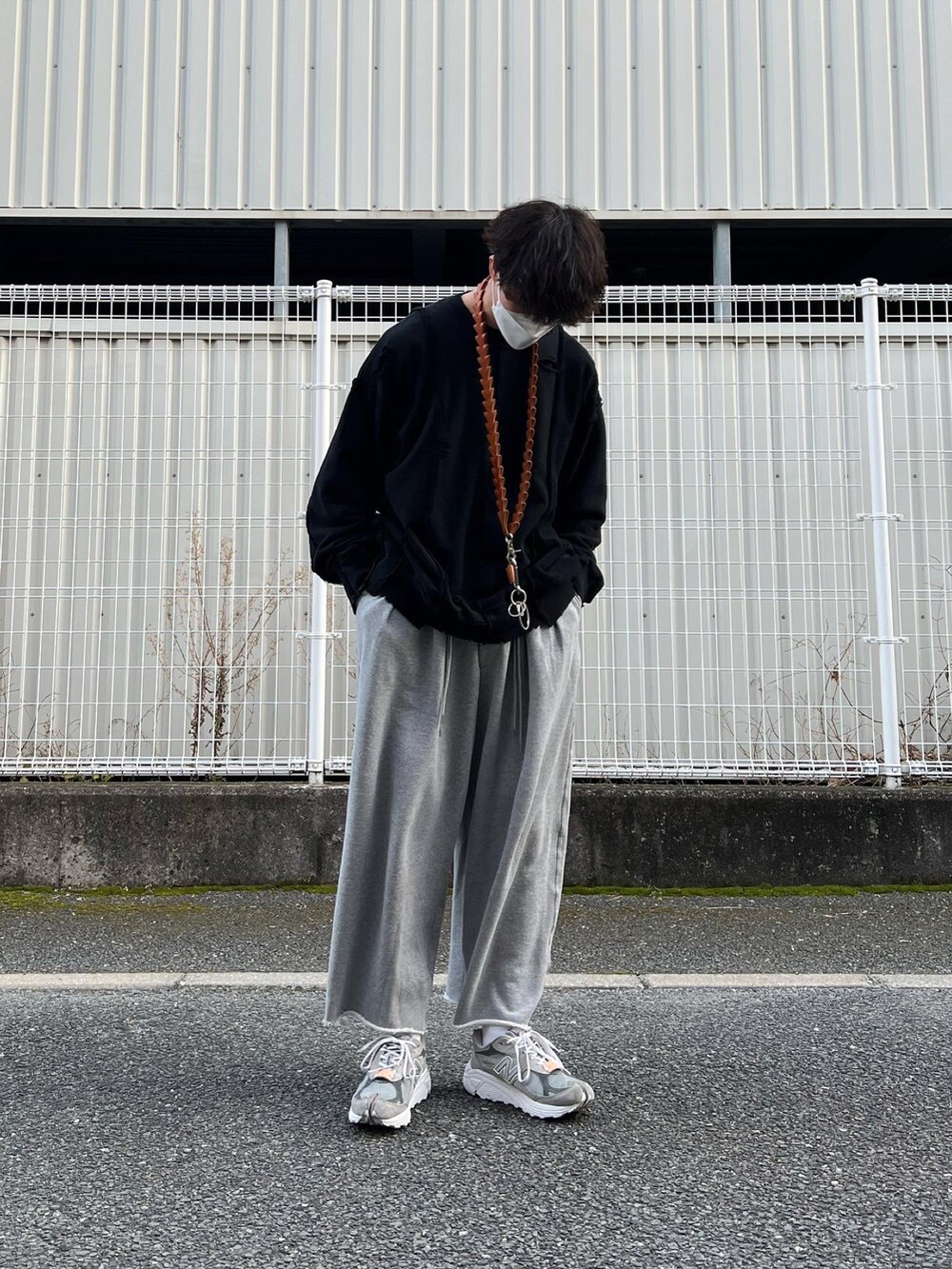 「春服、モノトーン、ブラック、スウェットパンツ、スウェット、stein、sillage、NODZOKU、Hender Scheme、ラフコーデ、New Balance、タビシューズ、ワイドパンツ、オーバーサイズ、メンズコーデ」｜「Nodzokuのアイテム（スニーカー、グレー系）」を使った、natsukiさん（メンズ・187cm）の春コーディネートの2枚目の写真