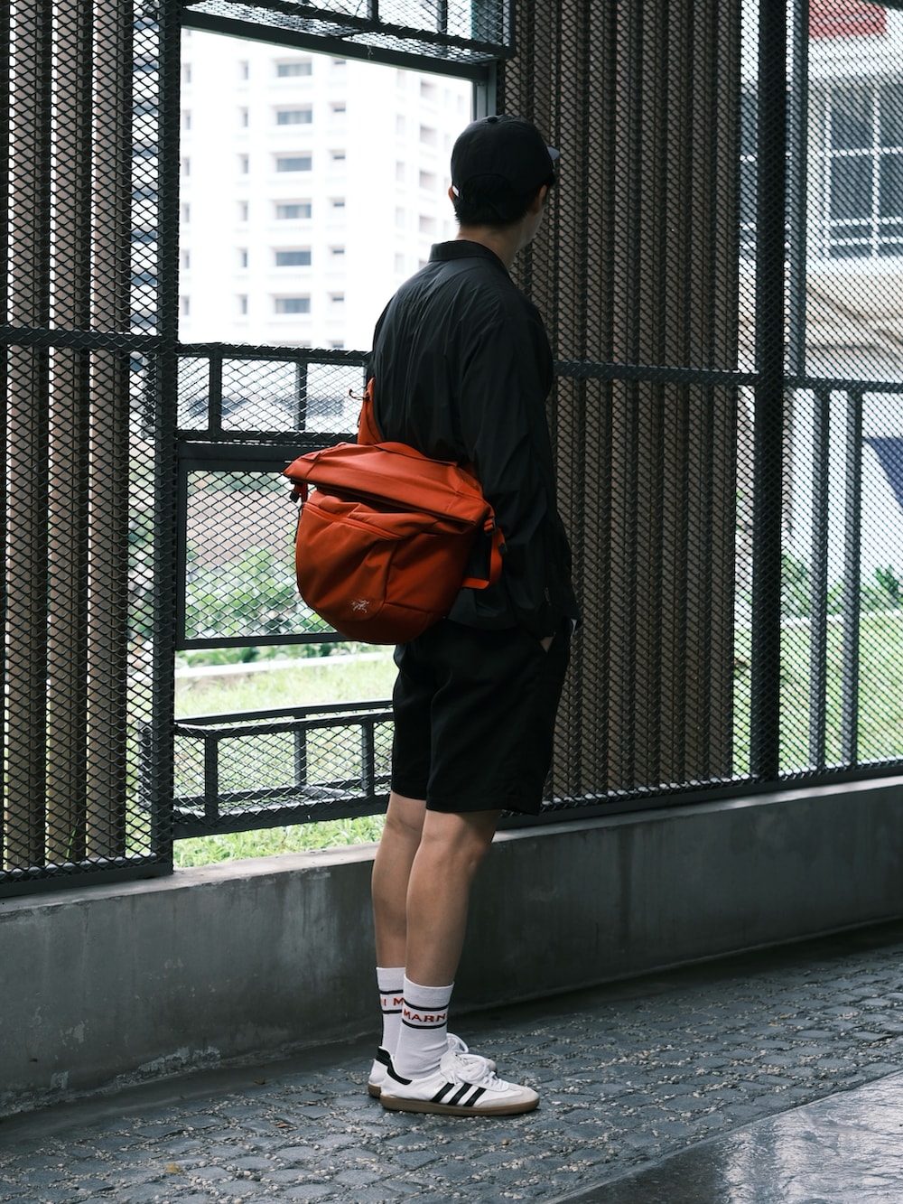 ホワイト系のスニーカー、ブラック系のその他パンツ、ブラック系のその他アウターを着用したメンズの春コーディネートの3枚目の写真