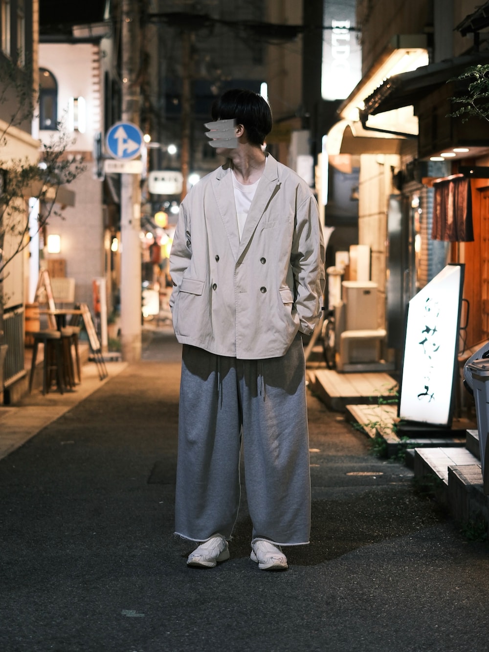 「春めき満開コーデ、ジャケット、春コーデ、オトナカジュアル、春服コーデ、ジャケットスタイル、DAIWAPIER39、sillage、New Balance、スウェットパンツ、ミュール、ジャケットコーデ、カジュアルスタイル、リラックススタイル、ラフコーデ」｜「NEW BALANCEのアイテム（その他シューズ、ホワイト系）」を使った、natsukiさん（メンズ・187cm）の春コーディネートの3枚目の写真
