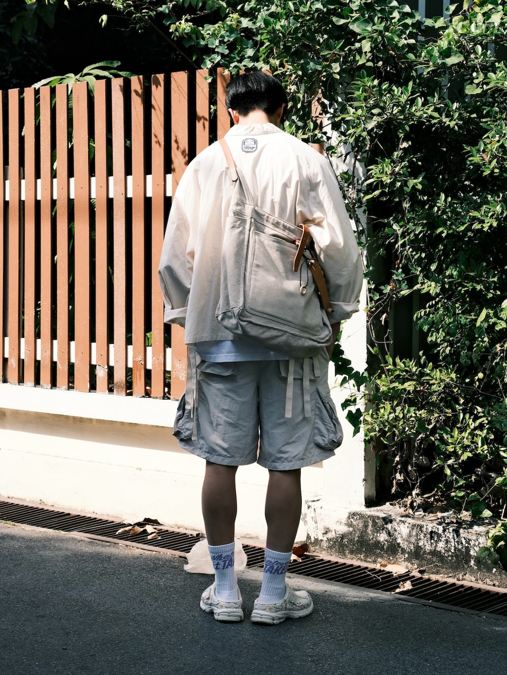 ホワイト系のTシャツ/カットソー、ホワイト系のその他パンツ、ベージュ系のシャツ/ブラウスを着用したメンズの秋コーディネートの3枚目の写真
