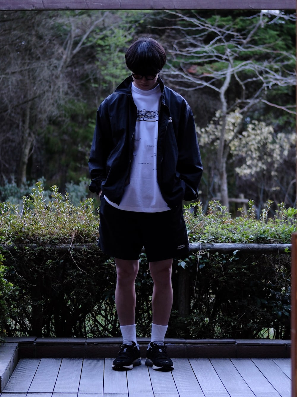 ブラック系のスニーカー、ブラック系のその他パンツ、ブラック系のナイロンジャケットを着用したメンズの秋コーディネートの2枚目の写真