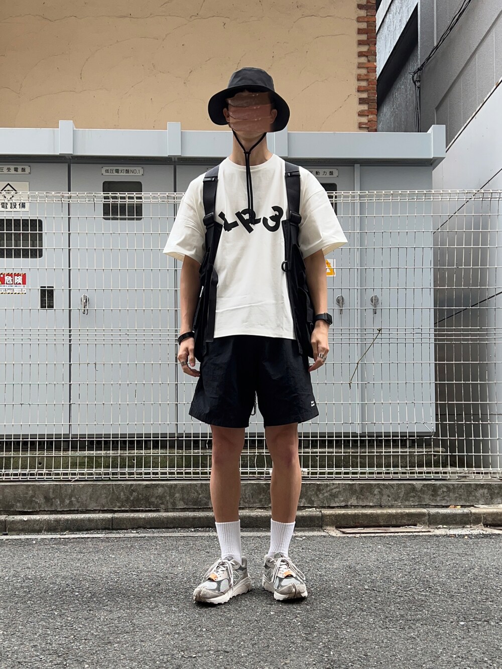 「アツいコーデ全部見せ、レイヤードスタイル、夏コーデ、モノクロ、モノトーン、ベスト、サファリハット、ハーフパンツ、ショーツ、スニーカー、LR3、stein、ennoy、NODZOKU、KIJIMA TAKAYUKI」｜「5525Gallery×KIJIMA TAKAYUKIのKIJIMA TAKAYUKI × TAKASHIMA RYO × 5525gallery（ハット、ブラック系）」を使った、natsukiさん（メンズ・187cm）の夏コーディネートの2枚目の写真