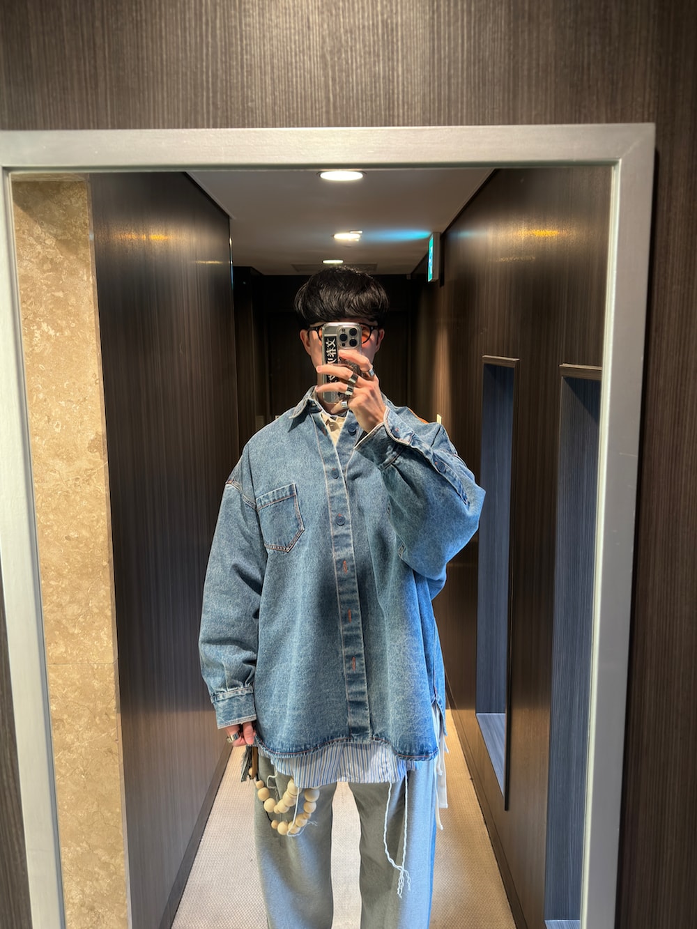 ホワイト系のスニーカー、グレー系のその他パンツ、ブルー系のシャツ/ブラウスを着用したメンズの春コーディネートの2枚目の写真