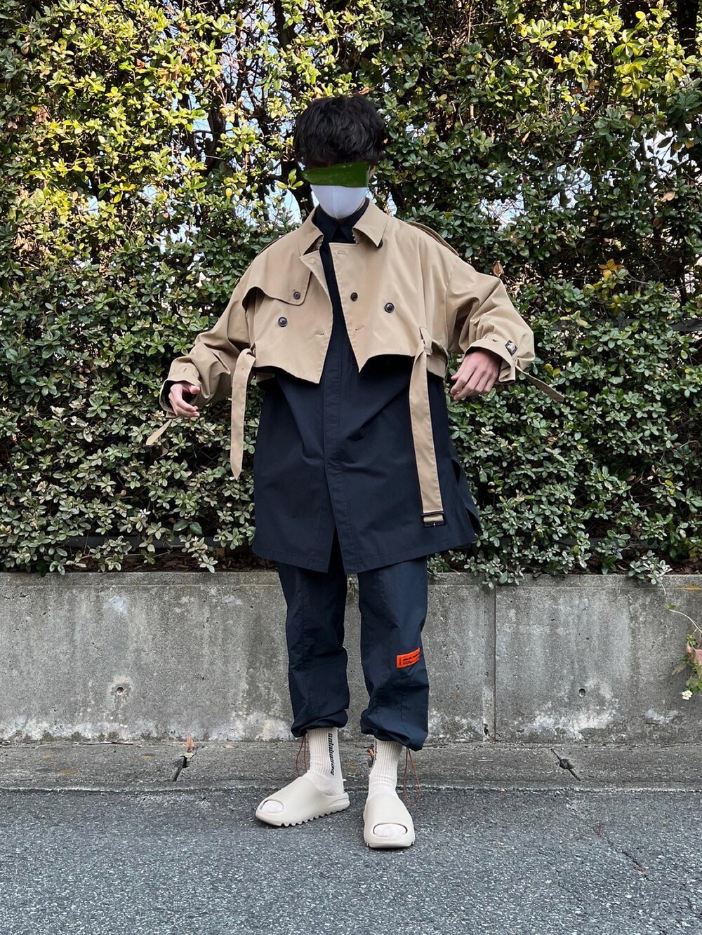 「私の推しブランド、シャツスタイル、yeezy、calabasas、MR.GENTLEMAN、Hyein Seo、ベージュコーデ、ベージュ×ブラック、ショート丈アウター、トレンチコート、きれいめストリート、ストリートMIX、ストリートコーデ、サンダルに靴下、ナイロンパンツ」｜「Yeezyのアイテム（サンダル、ベージュ系）」を使った、natsukiさん（メンズ・187cm）の冬コーディネートの3枚目の写真