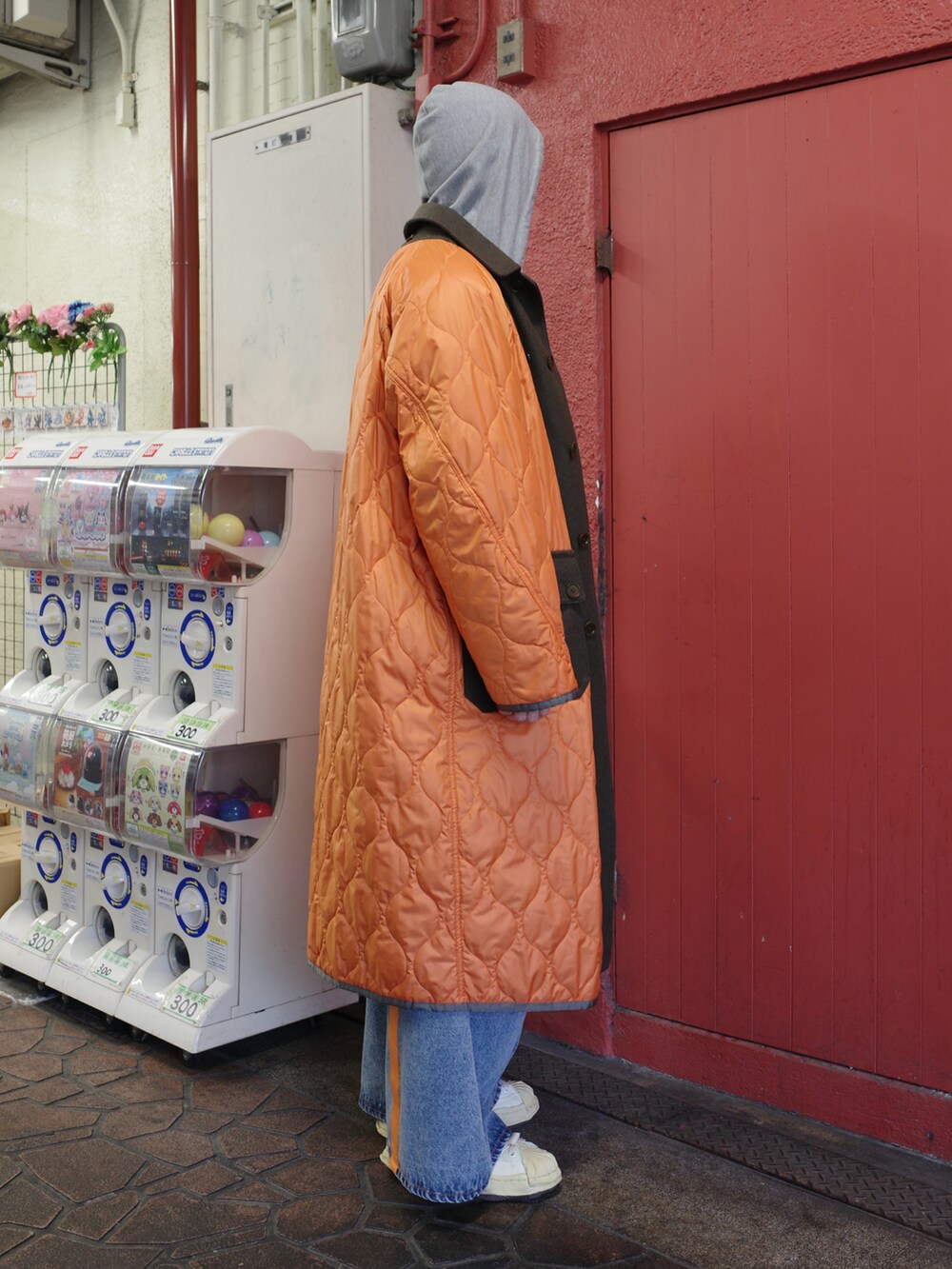 グレー系のパーカー、その他のシャツ/ブラウス、グリーン系のトレンチコートを着用したメンズの冬コーディネートの3枚目の写真