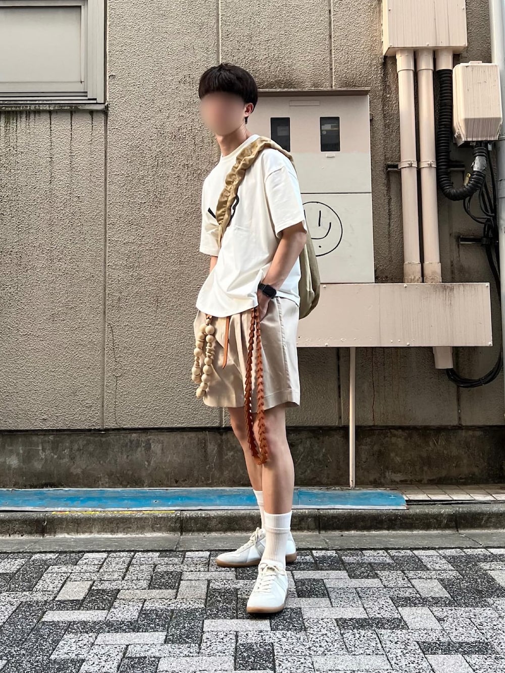 ホワイト系のスニーカー、ベージュ系のその他パンツ、ベージュ系のショルダーバッグを着用したメンズの夏コーディネートの2枚目の写真