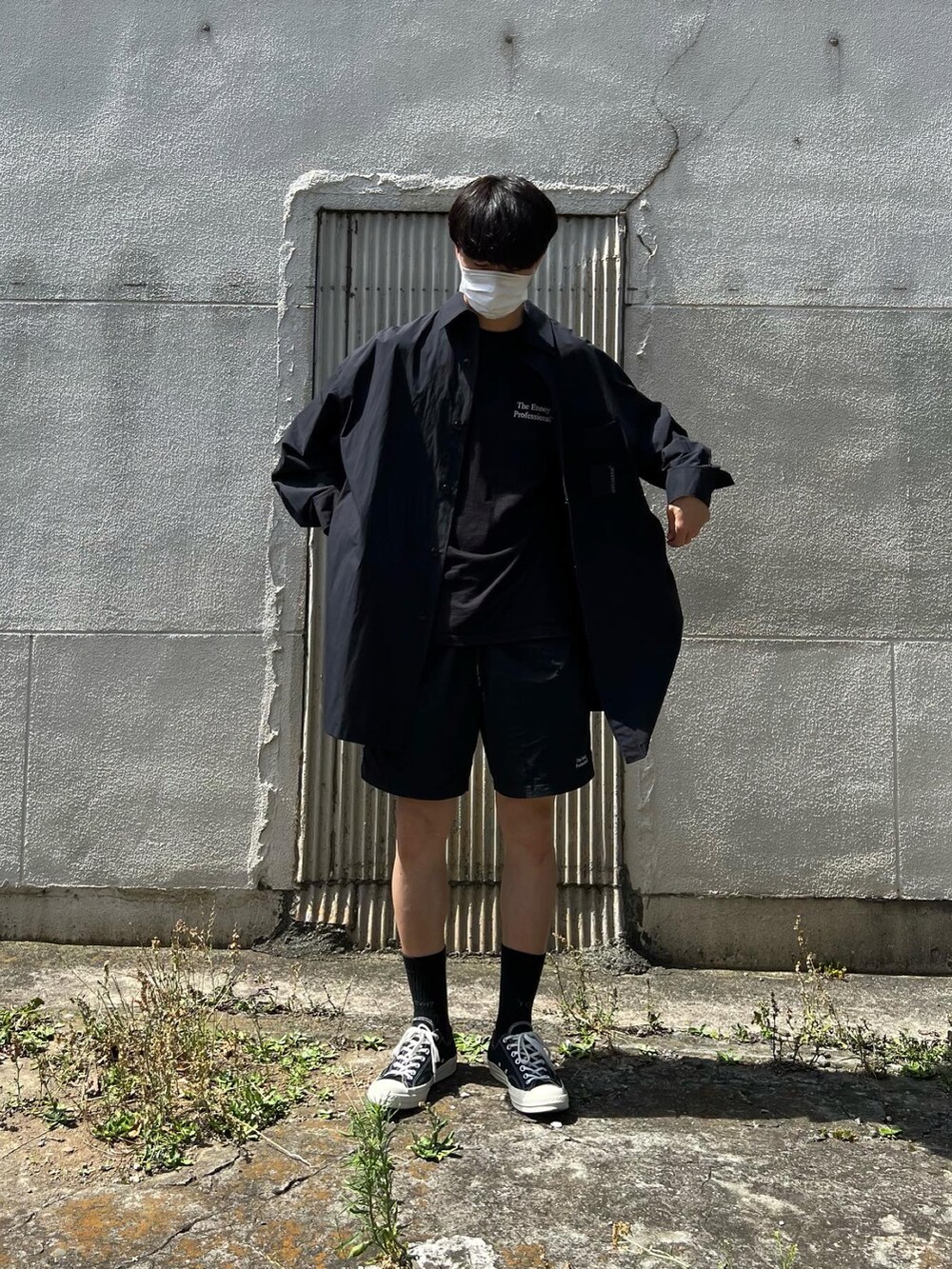 ブラック系のスニーカー、ブラック系のその他パンツ、ブラック系のシャツ/ブラウスを着用したメンズの秋コーディネートの3枚目の写真