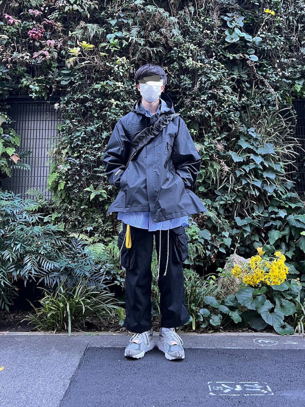 「冬コーデ、メンズファッション、お出かけコーデ、大人カジュアル、レイヤードスタイル、スニーカー、ゴアテックス、GORE-TEX、DAIWAPIER39、sillage、NODZOKU、ouat、ショルダーバッグ、ナイロンジャケット、ストライプシャツ」｜「Nodzokuのアイテム（スニーカー、グレー系）」を使った、natsukiさん（メンズ・187cm）の冬コーディネートの5枚目の写真