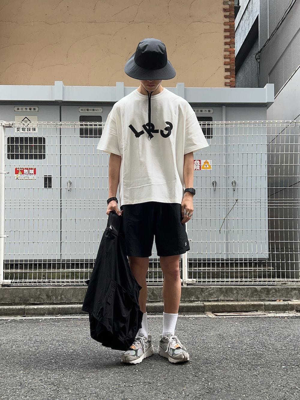 「アツいコーデ全部見せ、レイヤードスタイル、夏コーデ、モノクロ、モノトーン、ベスト、サファリハット、ハーフパンツ、ショーツ、スニーカー、LR3、stein、ennoy、NODZOKU、KIJIMA TAKAYUKI」｜「5525Gallery×KIJIMA TAKAYUKIのKIJIMA TAKAYUKI × TAKASHIMA RYO × 5525gallery（ハット、ブラック系）」を使った、natsukiさん（メンズ・187cm）の夏コーディネートの4枚目の写真