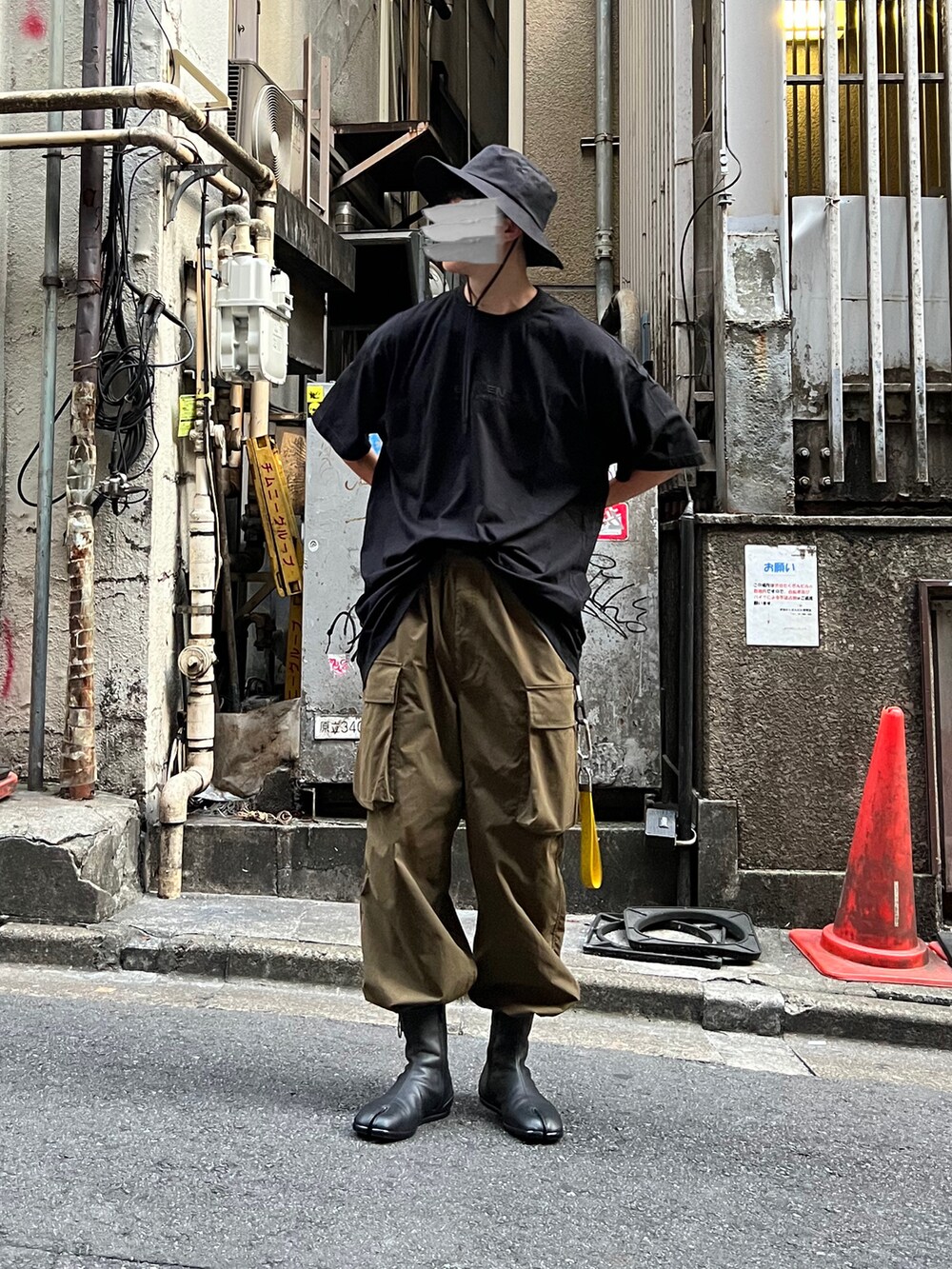 ブラック系のブーツ、グリーン系のその他パンツ、ブラック系のTシャツ/カットソーを着用したメンズの夏コーディネートの3枚目の写真