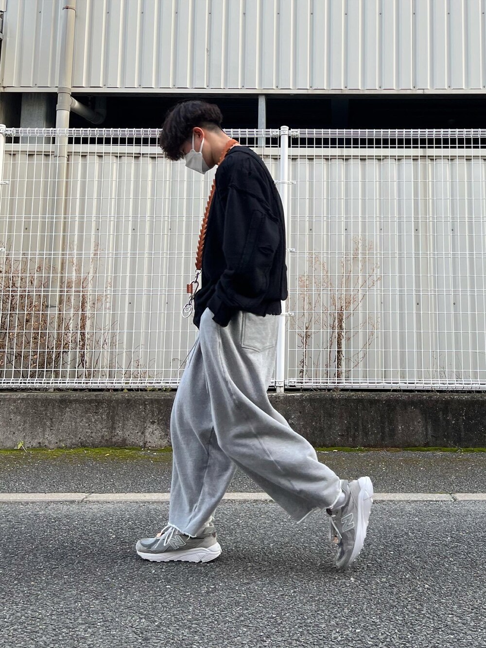 「春服、モノトーン、ブラック、スウェットパンツ、スウェット、stein、sillage、NODZOKU、Hender Scheme、ラフコーデ、New Balance、タビシューズ、ワイドパンツ、オーバーサイズ、メンズコーデ」｜「Nodzokuのアイテム（スニーカー、グレー系）」を使った、natsukiさん（メンズ・187cm）の春コーディネートの4枚目の写真