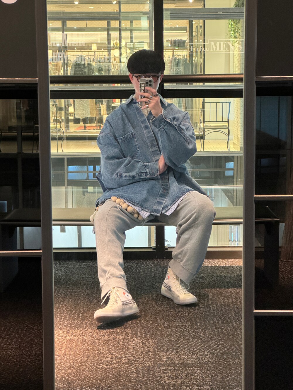 ホワイト系のスニーカー、グレー系のその他パンツ、ブルー系のシャツ/ブラウスを着用したメンズの春コーディネートの3枚目の写真