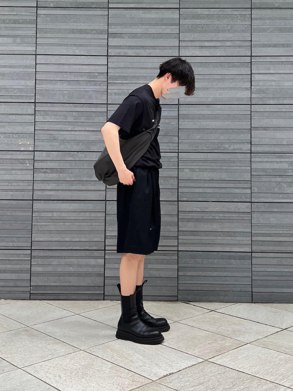 ブラック系のブーツ、ブラック系のその他パンツ、ブラック系のTシャツ/カットソーを着用したメンズの夏コーディネートの3枚目の写真
