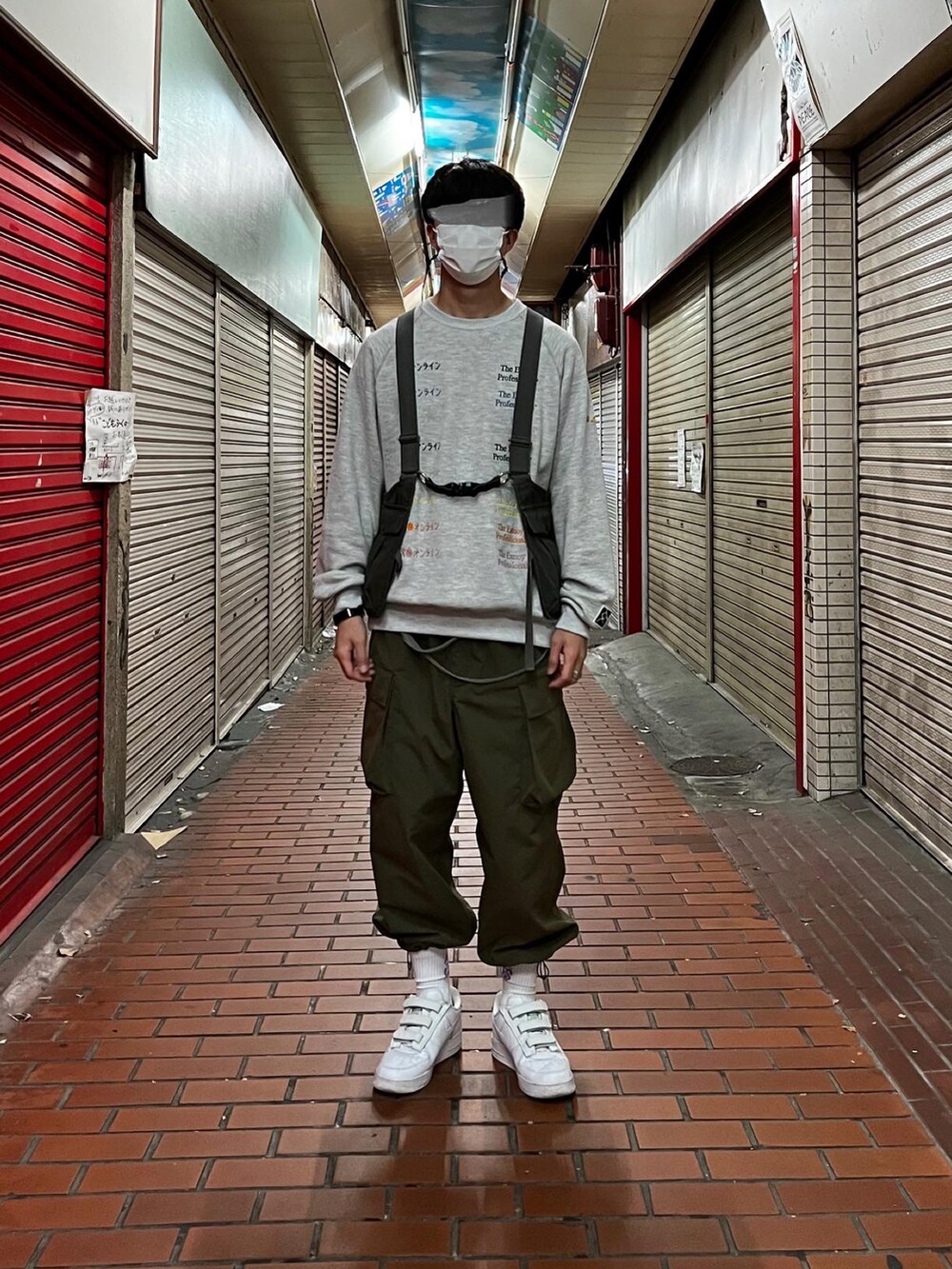 ホワイト系のスニーカー、グリーン系のその他パンツ、グレー系のスウェットを着用したメンズの夏コーディネートの2枚目の写真