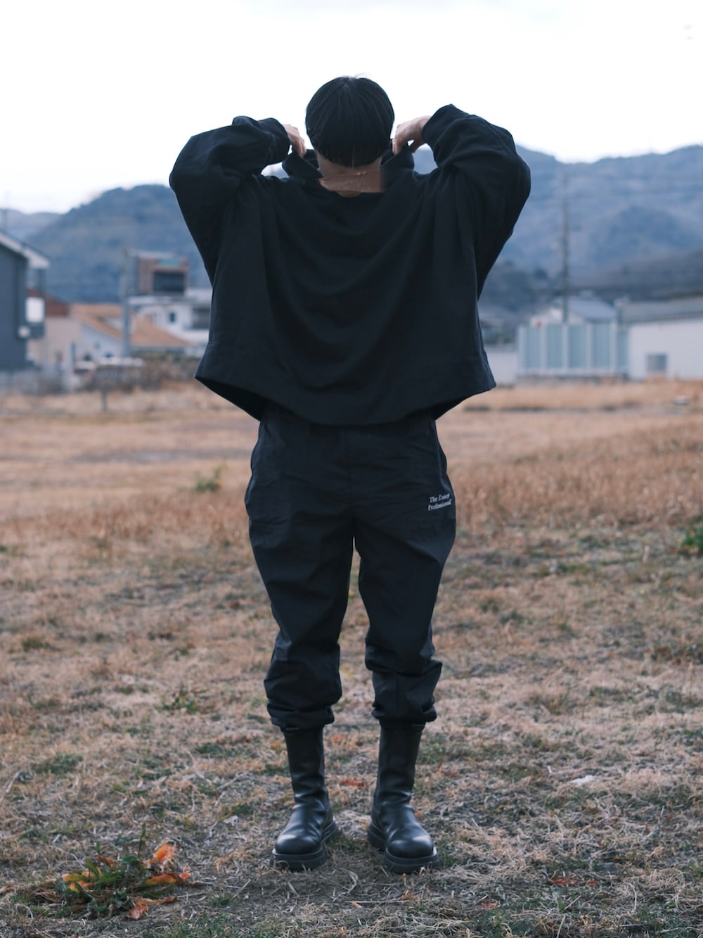 「休日スタイル、オールブラック、パーカー、ブラックコーデ、オーバーサイズ、シャカシャカ、ナイロンパンツ、ブーツ、ブーツスタイル、LR3、ennoy、スタイリスト私物、BOTTEGA VENETA、オールブラックコーデ、ラフコーデ」｜「BOTTEGA VENETAのアイテム（ブーツ、ブラック系）」を使った、natsukiさん（メンズ・187cm）の春コーディネートの2枚目の写真