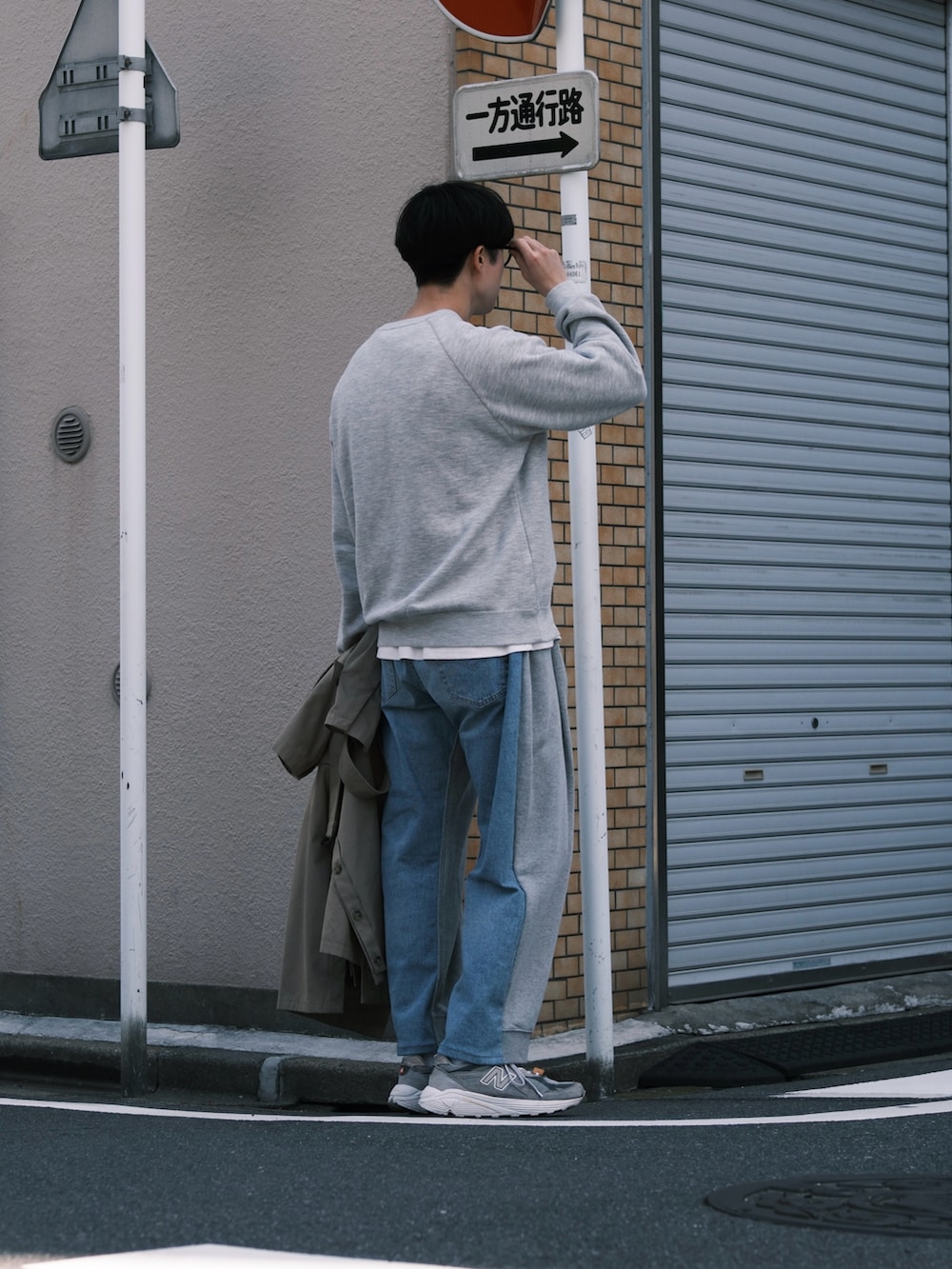 グレー系のスウェット、グレー系のその他パンツ、ベージュ系のトレンチコートを着用したメンズの春コーディネートの3枚目の写真